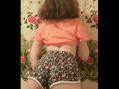 ❤️ Tânără sexy care se dezbracă de pantaloni scurți în fața camerei de filmat ❤️❌  at us ❌️❤