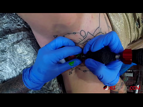 ❤️ Sully Savage, o bunăciune extrem de tatuată, și-a făcut un tatuaj pe clitorisul ei ❤️❌  at us ❌️❤